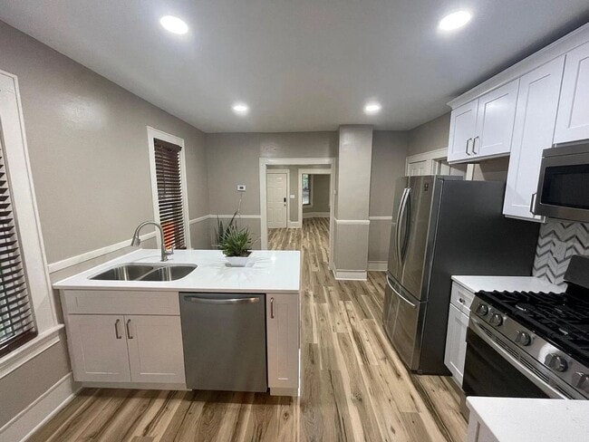 Building Photo - 946 Sigsbee St SE Unit 1