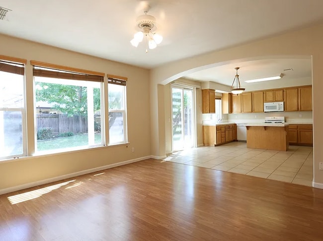 Photo - New Renovation* Prestigious Spacious 4 Bedroom