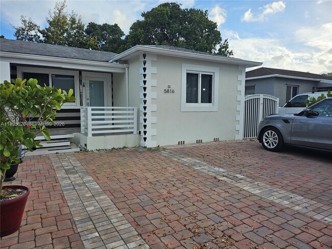 Photo - 5816 SW 9th St