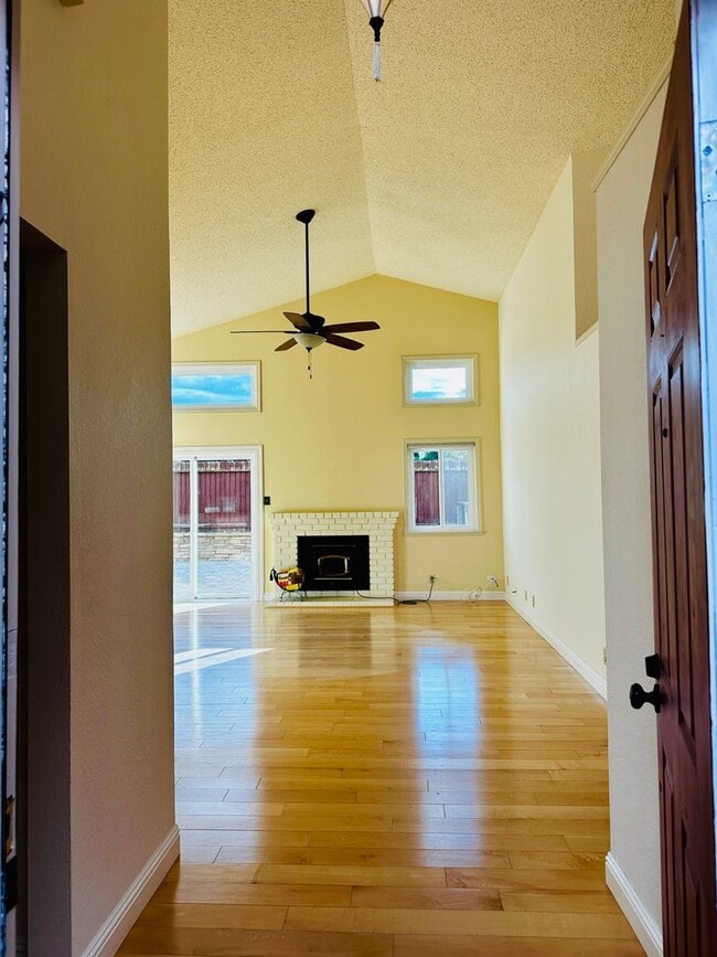 Photo - Single Story Court location