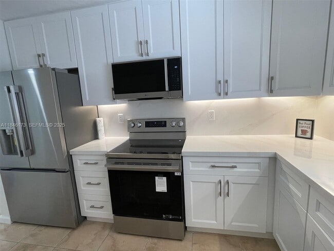 Building Photo - 10905 N Kendall Dr Unit 413