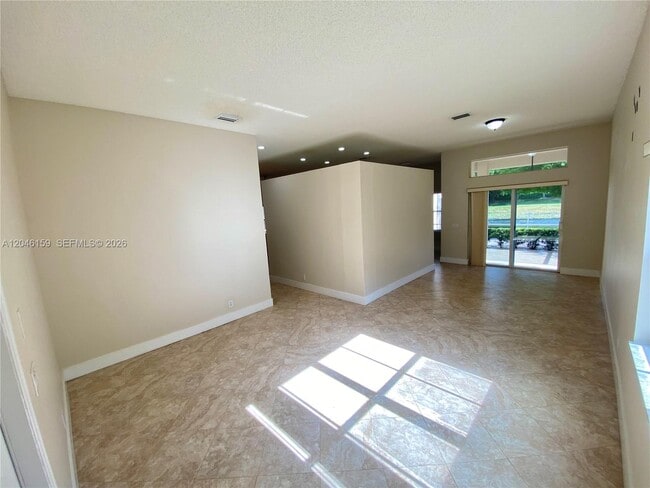 Photo - 837 Tanglewood Cir