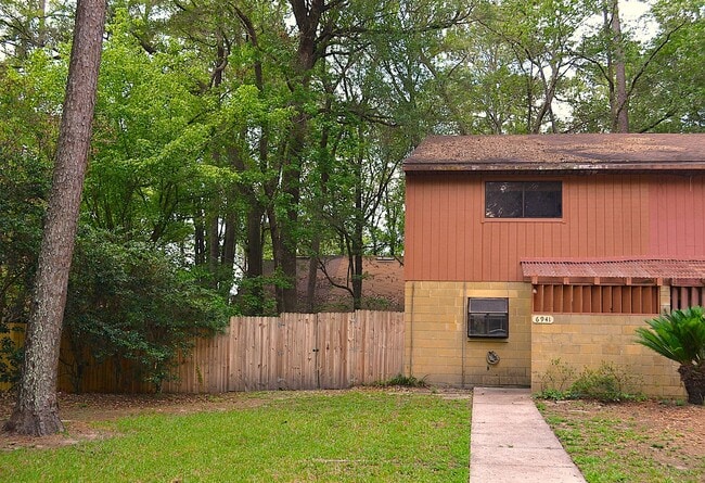 Building Photo - Charming 2BR/2.5BA End Unit Townhome with Fenced Backyard in Greenleaf – Pets Welcome!