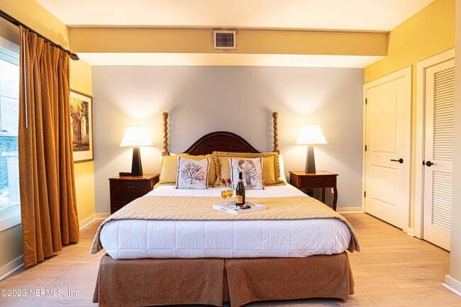 Photo - 965 Registry Blvd