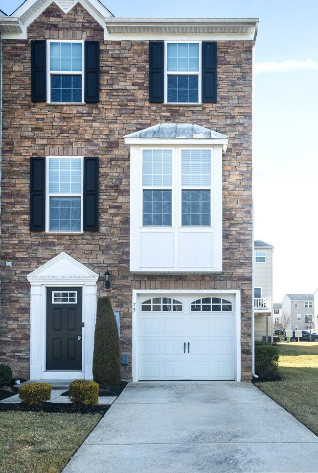 Building Photo - Exceptional 3-bedroom, 2.5-bathroom townhouse in the sought after community of The Villages at Cr...