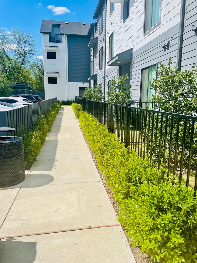 Avenue 3275