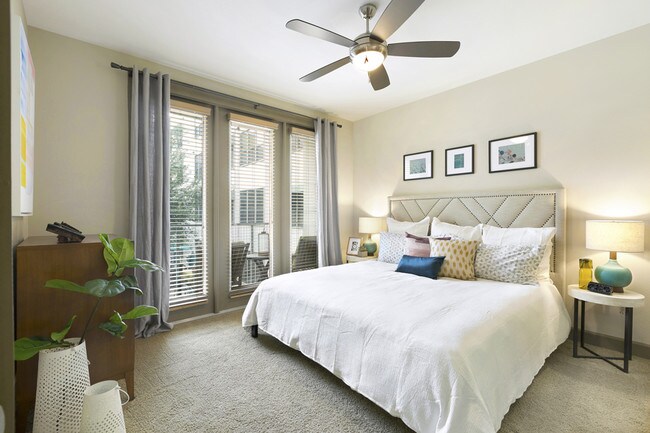 Pressler A3 Modelo - Habitación con cama King y Mesas - Pressler Apartments