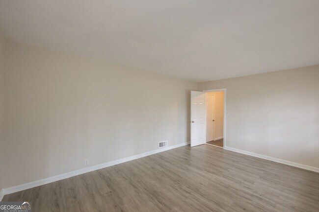 Photo - 2058 River Rd