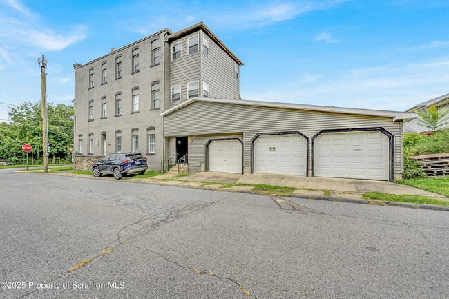 Building Photo - 717 Mill St Rental