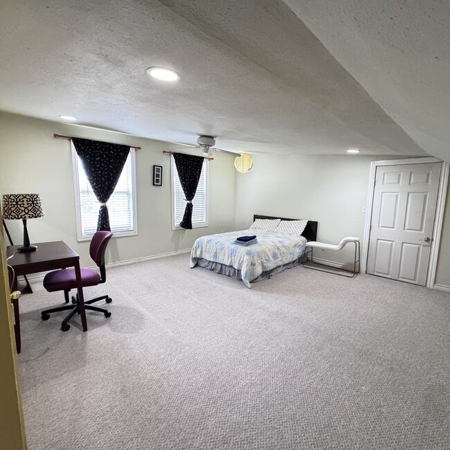 3210 Jordan Dr Unit Blue Room