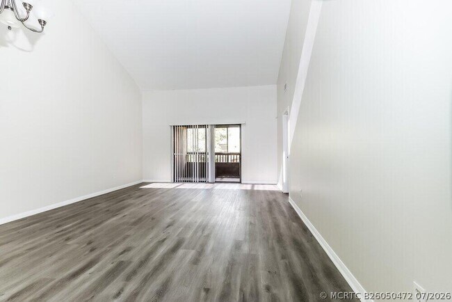Photo - 304 Lakeview Dr E