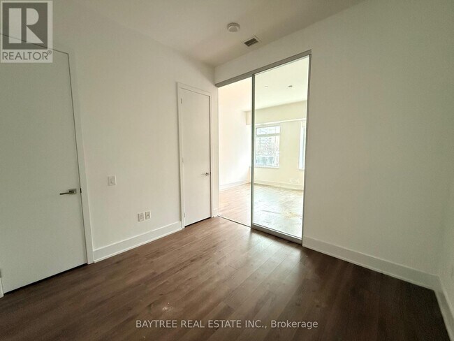 Photo - 111 St Clair Ave W Unité 425