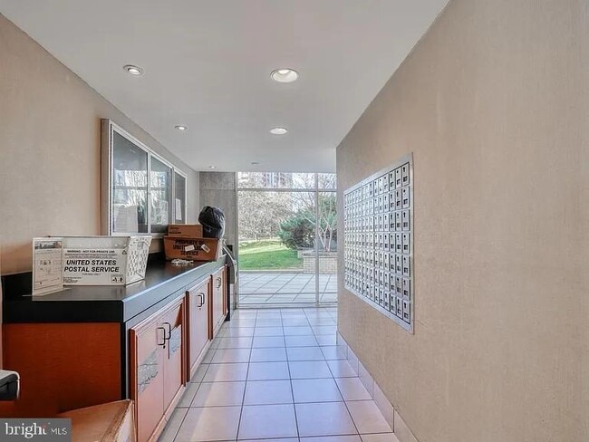 Building Photo - 10201 Grosvenor Pl Unit 816