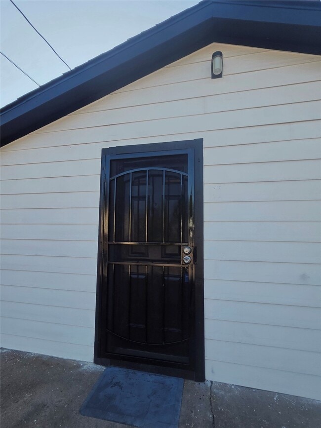 Photo - 5403 Ave Q 1/2