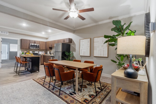 Pisos de tablones estilo madera - FieldHouse Townhomes