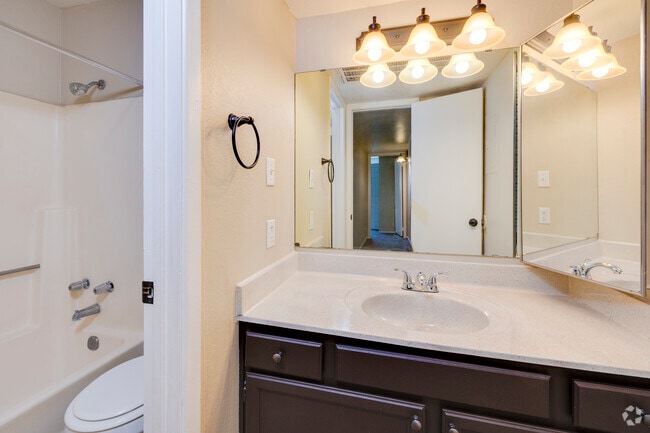 2BR, 2BA - 830SF - Bathroom