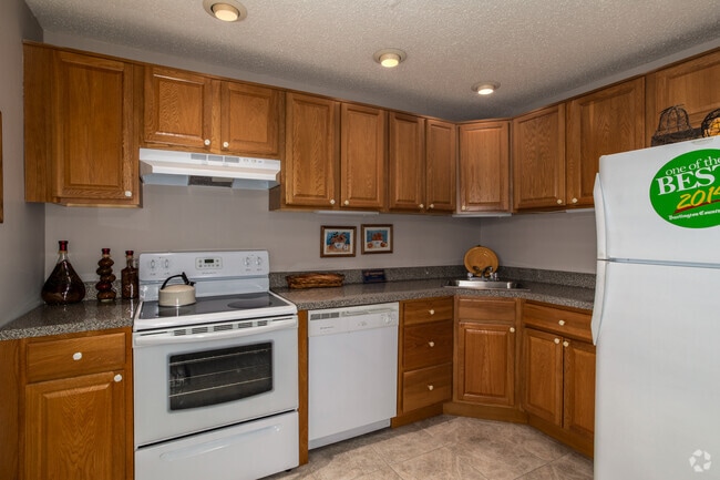 2BR, 1BA - 955 SF - Kitchen - Hunters Glen