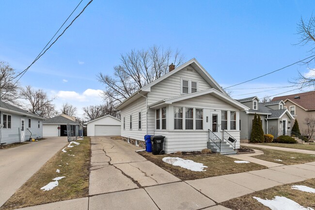Building Photo - 1020 W Winnebago St Rental