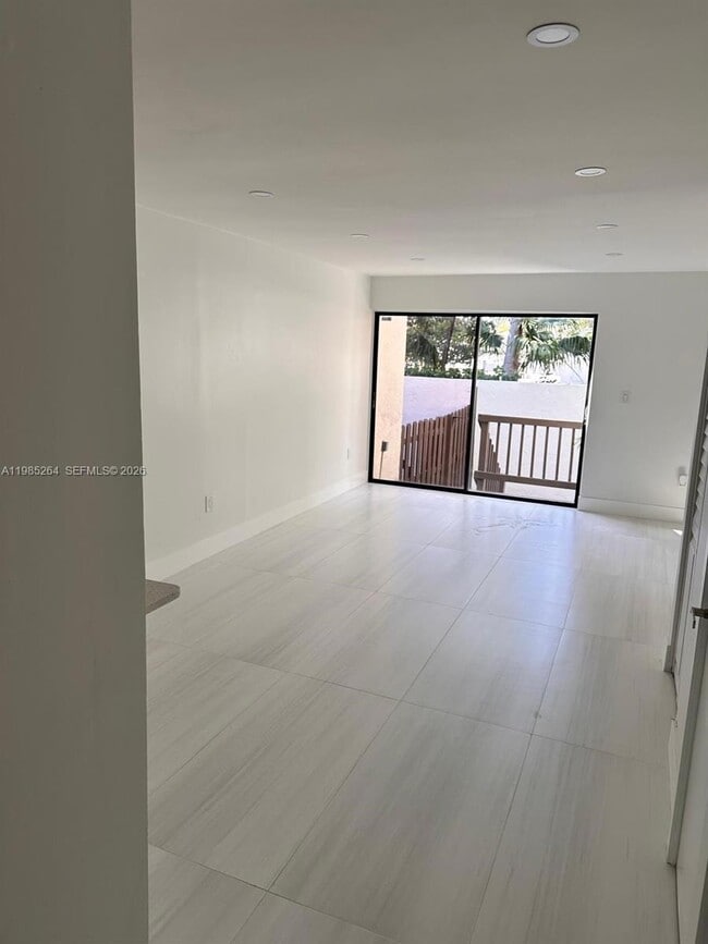 Photo - 1901 NW S River Dr