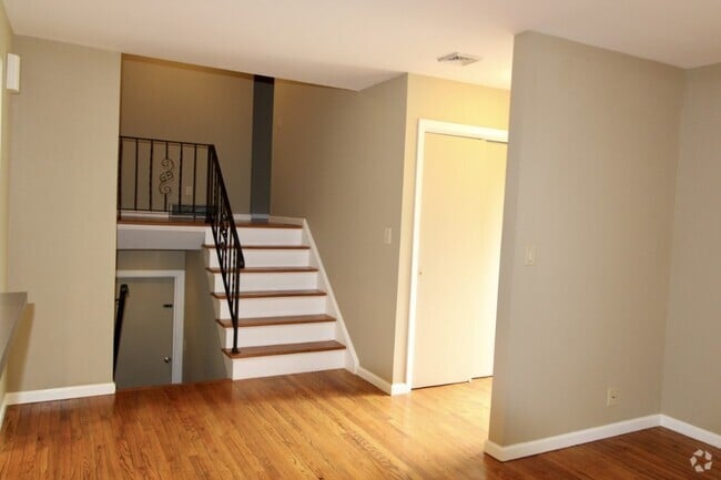 Building Photo - 4 Bedroom 3 Bath Well Kept House in West H...