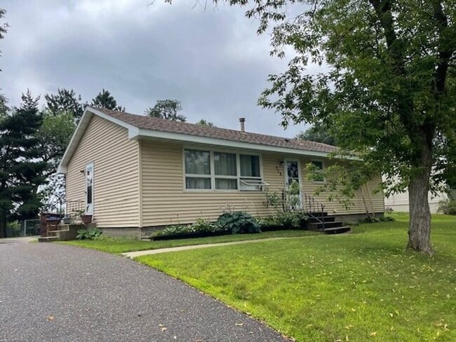Building Photo - 3 BR, 1 bath, fenced in back yard