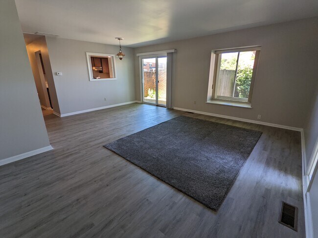 Living room with view to patio door - 4798 Moreland Dr W Unidad 4798 Moreland Dr