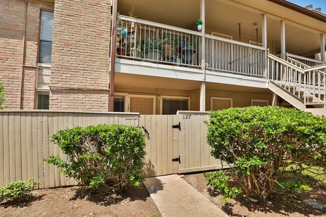 Photo - 2100 Wilcrest Dr