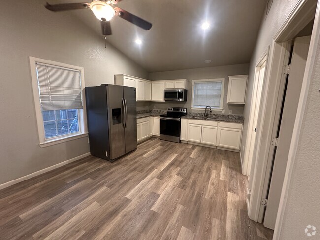 Building Photo - 916 N Austin St Rental