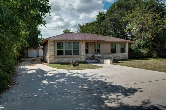 Photo - Comfy 4-Bed/3-Bath 3 blocks from A&M with all appliances, backyard, 5 min to grocery store