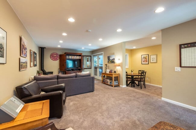 Building Photo - 9410 Chalk Hill Rd Unit SI ID1538699P