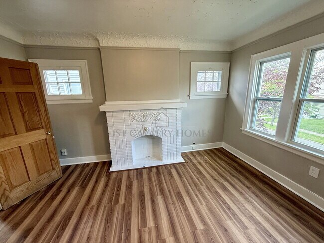 Photo - 656 Hammel St