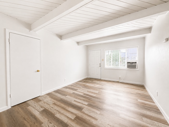 Building Photo - 610 Denslowe Dr Unit A