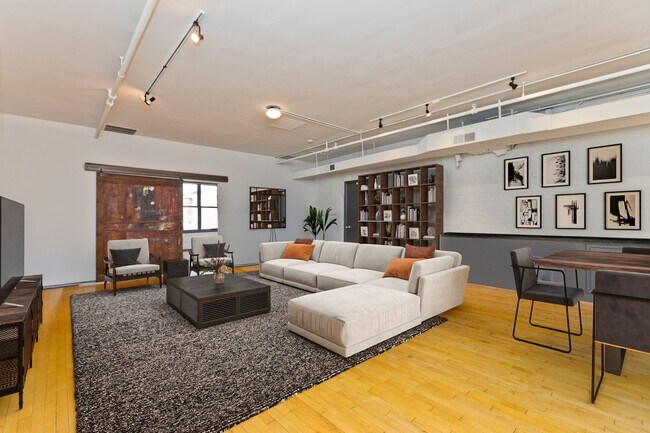 Photo - 2011 W Division St Unidad 2W