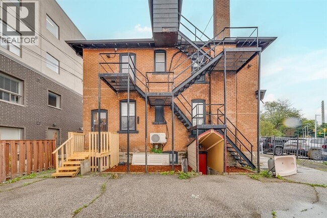 Photo - 961 Ouellette Ave