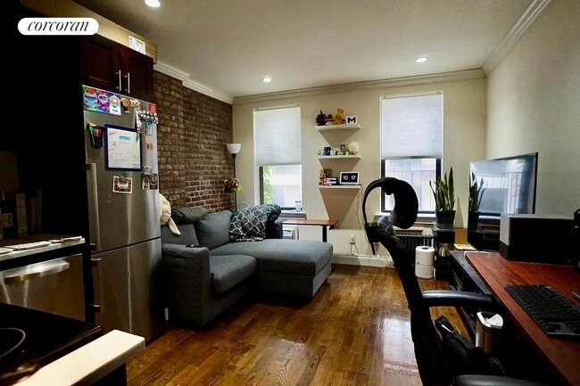 Building Photo - 254 W 15th St Rental