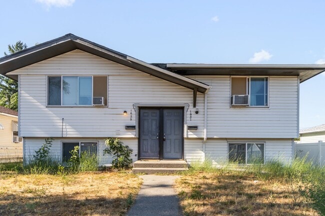 1629/1631 East Rowan Avenue - 1629/1631 East Rowan Avenue Apartment Unit 1631