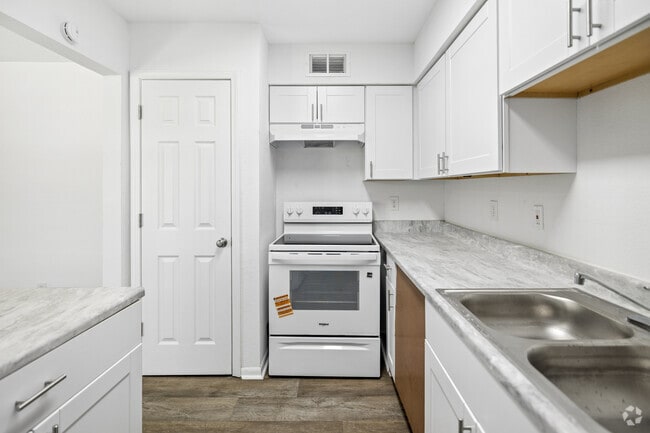 2BR, 2BA - 1,024SF - Kitchen