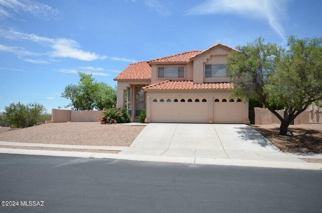 Building Photo - Beautiful NW home with pool!