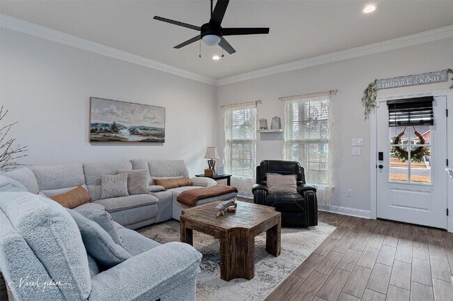 Photo - 767 Crozier Dr