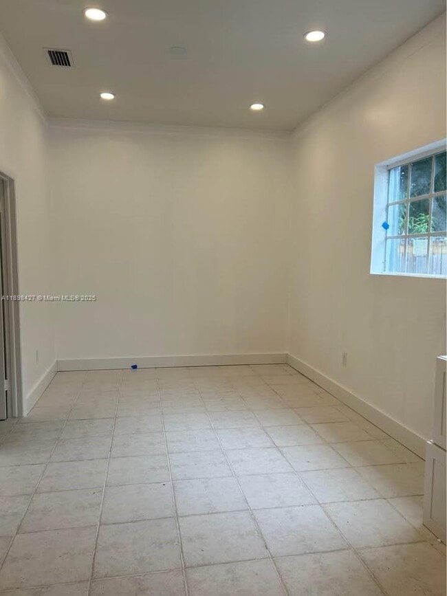Photo - 205 NW 130th St Unidad 2