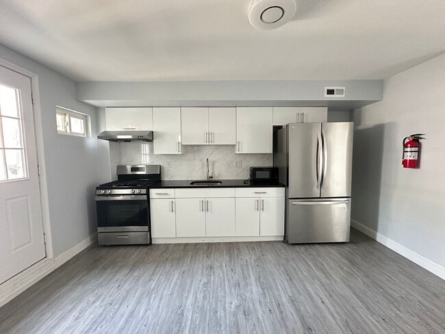 Building Photo - 915 Washington Ave Unit 2F Rental