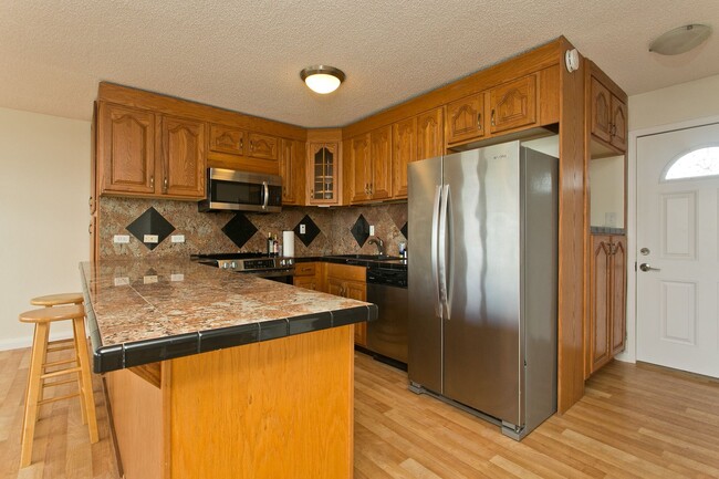 Photo - 3 bed, 2 bath, 1 parking in Waikiki with D...