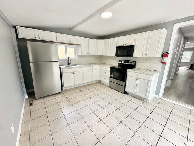 Photo - 381 Sumach St