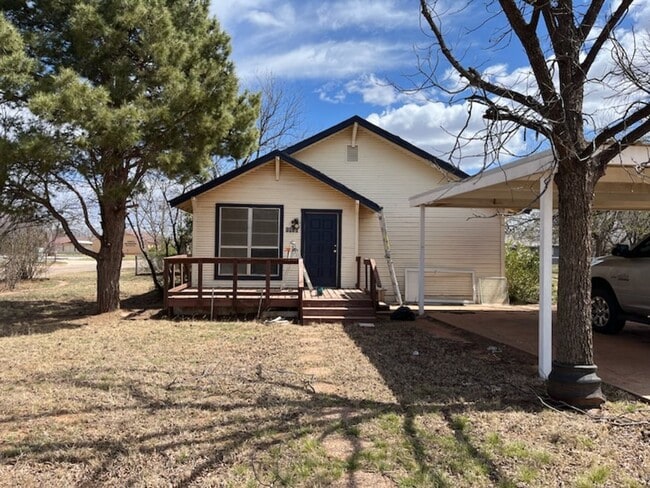 Building Photo - LARGE CORNER LOT! 2 bed 1 bath, could be 3 bedroom