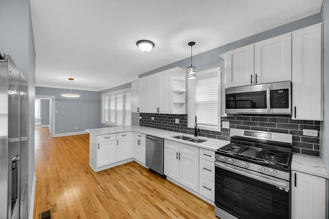 Building Photo - 7728 S Bishop St Unit Apt 1