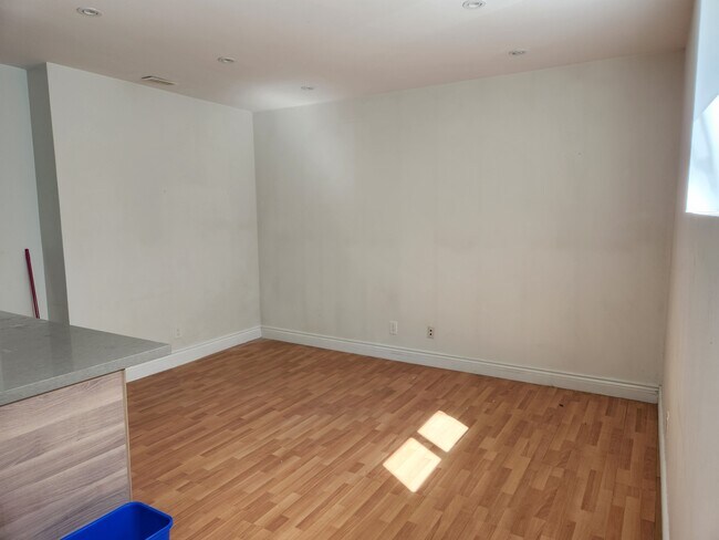 Photo - 1015 Dupont St Unit 2