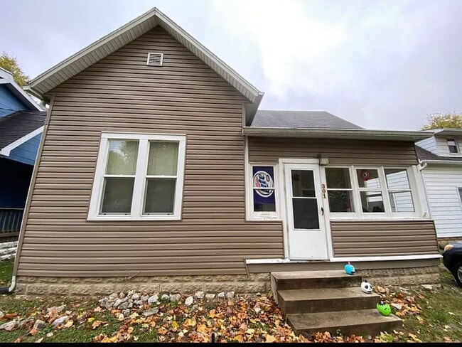 Building Photo - 3 bedroom 1.5 bath house - Now available for the 2026/2027 lease term!