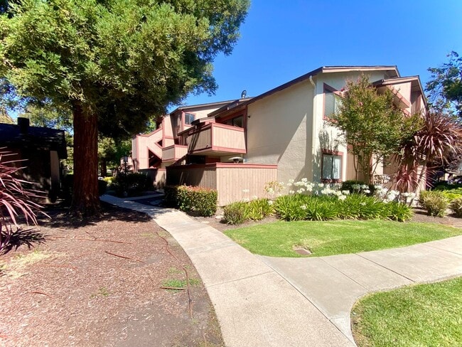 Building Photo - Beautifully Updated 2-Bedroom Condo! - Warm Springs!
