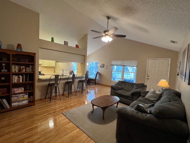 Photo - 626 Bellingham Pl