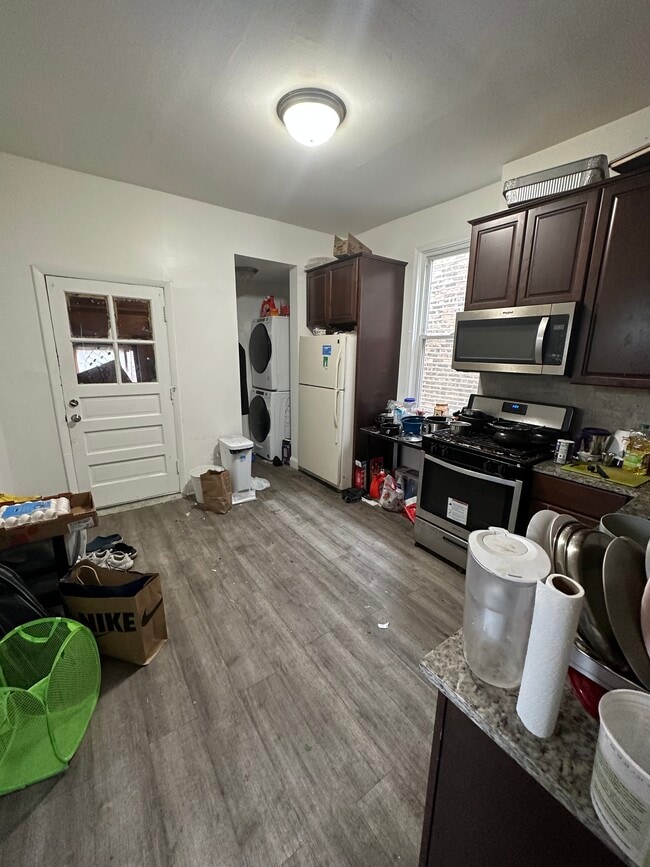 Kitchen and laundry room - 825 S Laflin St Unit 3